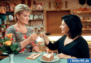 Lindenstrae:Gabi (Andrea Spatzek, li) gratuliert Sabrina (Susanna Capurso) zum Geburtstag. Die neue Kraft im Caf Bayer ist fr Gabi eine groe Untersttzung.