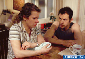 Lindenstrae: Nina (Jacqueline Svilarov) ist verzweifelt wegen der Todesschsse von letzter Woche. Alex (Joris Gratwohl) versucht, sie zu trsten.