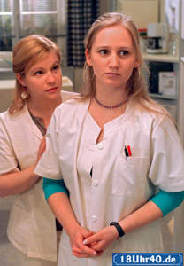 Lindenstrae: Andrea (Beatrice Kaps-Zurmahr, li) will Lisa (Sontje Peplow) helfen, ihre Gefhle fr Murat in den Griff zu bekommen.
