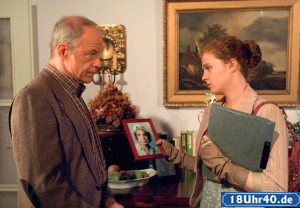 Lindenstrae:Auf dem Weg zum Standesamt: Nastya (Anja Antonowicz) holt Hajo (Knut Hinz) ab, um das Aufgebot zu bestellen.