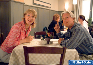 Lindenstrae: 'Zwei Helle, bitte!' Andy (Jo Bolling) fhrt seine fesche Taxler-Kollegin Brbel (Sabine Kaack) ins Akropolis