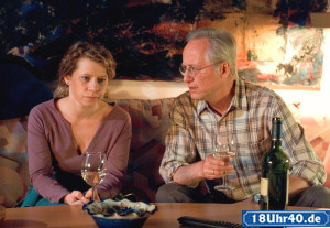 Lindenstrae:Nina (Jacqueline Svilarov) ist nach der misslungenen Polizeiaktion mit den Nerven am Ende und sucht Rat bei Hans (Joachim Hermann Luger)