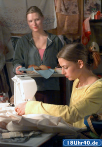 Lindenstrae: Tanja (Sybille Waury) spendet Trost: Franziska (Ines Lutz) hat erfahren, dass Christian nicht ich leiblicher Vater ist.
