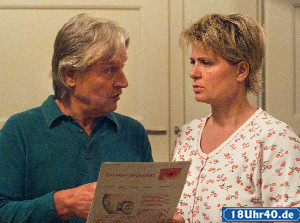 Lindenstrae: Andy (Jo Bolling) rt Gabi (Andrea Spatzek) zu einer Operation. Vielleicht bekommt sie auf diesem Weg ihr Gehr wieder.