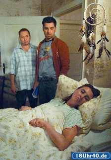 Lindenstrae: Olaf (Franz Rampelmann, hinten links) pflegt Tag und Nacht seine kranke Ines (Birgitta Weizenegger). Murat (Erkan Gndz) macht sich langsam Sorgen um seinen Chef.