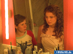 Lindenstrae: Nina (Jacqueline Svilarov) hilft Nastya (Anja Antonowicz) bei den Vorbereitungen zur Trauung mit Hajo. Die Scheinehe soll ihr den legalen Aufenthalt in Deutschland sichern.