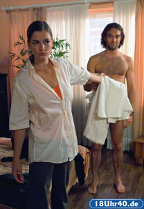 Lindenstrae: Franziska (Ines Lutz) hat auch Julian (Urs Villiger) als Model fr ihre Modenschau engagiert. Bei der Anprobe gibt es jedoch Probleme.