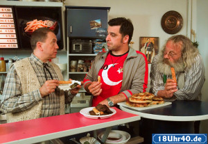 Lindenstrae: Olaf (Franz Rampelmann) interessiert sich neuerdings wieder fr seinen Imbiss. Murat (Erkan Gndz) und Harry (Harry Rowohlt) sind erfreut ber den seltenen Gast.