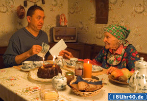 Lindenstrae: In trauter Zweisamkeit feiert Olaf (Franz Rampelmann) seinen runden Geburtstag mit seiner Mutter Else (Annemarie Wendl). 