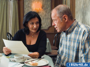 Lindenstrae: Sabrina (Susanna Capurso) gibt dem schchternen Hajo (Knut Hinz) Tipps in Sachen Liebe.