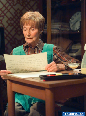 Lindenstrae: Rosi (Margret van Munster) fhlt sich einsam in ihrer Wohnung und ist auf der Suche nach einem Mitbewohner. Sie macht einen Aushang in ihrem Geschft.