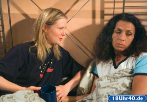 Lindenstrae: Suzanne (Susanne Evers, re) ist dagegen, dass sich Tanja (Sybille Waury) untersuchen lsst.