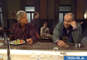 Lindenstrae: Der frustierte Hajo (Knut Hinz, re) berichtet Andy (Jo Bolling), dass die Sache mit den Kontaktanzeigen alles andere als zufriedenstellend verluft.