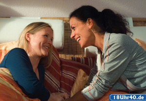 Lindenstrae: Tanja (Sybille Waury, li) und Suzanne (Susanne Evers) freuen sich ber das Ergebnis der Fruchtwasseruntersuchung.