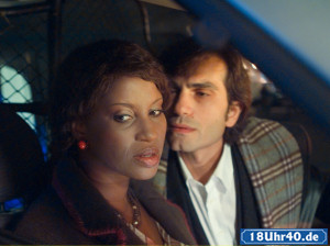 Lindenstrae: Kalt wie ein Stein: Mary (Liz Baffoe) geht nicht auf Vasilys (Hermes Hodolides) Annherungsversuche ein.