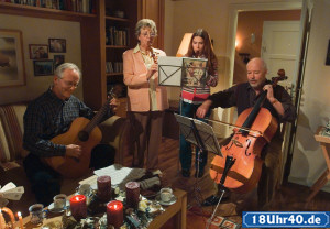 Lindenstrae: Wie vor 20 Jahren - nur die Besetzung hat sich gendert: Weihnachtliche Hausmusik bei Beimers (v.l.: Joachim Hermann Luger, Marie-Luise Marjan, Julia Stark, Bill Mockridge)
