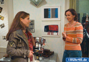 Lindenstrae: Sarah (Julia Stark) ist nicht gerade erfreut darber, dass ihre Mutter Anna (Irene Fischer) Einzelheiten ber ihr Liebesleben erfahren will.