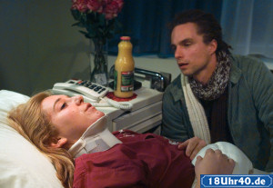 Lindenstrae: Iffi (Rebecca Siemoneit-Barum) liegt noch immer in der Klinik. Momo (Moritz Zielke) kmmert sich derweil mit Jan um den Haushalt.