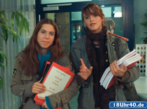 Lindenstrae: Sarah (Julia Stark, li) und Jack (Cosima Viola) versuchen, Dresslers selbst kopiertes Buch unters Volk zu bringen. 