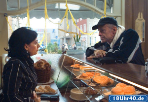 Lindenstrae: Hajo (Knut Hinz) versucht, bei Sabrina (Susanna Capurso) das Missverstndnis der vergangenen Woche aufzuklren und beit auf Granit.