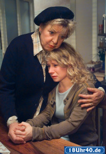 Lindenstrae: Da kann auch Helga (Marie-Luise Marjan, li) nicht viel helfen: Nina (Jacqueline Svilarov) ist untrstlich, dass sie ohne ihren geliebten Klaus zum Empfang gehen muss.