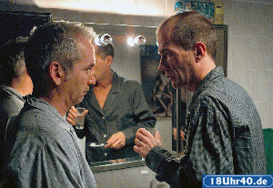 Lindenstra&szlig;e: K&auml;the (Claus Vincon, li) will von Carsten (Georg Uecker) wissen, ob er tats&auml;chlich tablettens&uuml;chtig geworden ist.