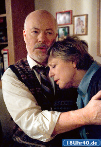 Lindenstra&szlig;e: Helga (Marie-Luise Marjan) sucht Trost bei Erich (Bill Mockridge): Ihr w&auml;chst einfach alles &uuml;ber den Kopf.