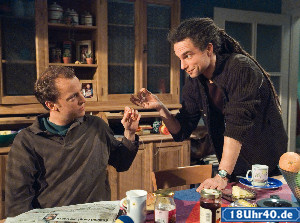 Lindenstra&szlig;e: Wer muss sich als Prinzessin verkleiden? Jan (Philipp Brammer, li) und Momo (Moritz Zielke) ziehen Streichh&ouml;lzer.