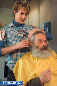 Lindenstra&szlig;e: Harry (Harry Rowohlt) erwartet wichtigen Besuch und l&auml;sst sich von Lotti (Gunnar Solka) den Schopf scheren.