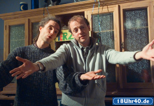 Lindenstra&szlig;e: Momo (Moritz Zielke, li) und Jan (Philipp Brammer) begr&uuml;&szlig;en Iffi mit einem ergreifenden St&auml;ndchen.