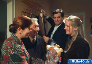 Lindenstraße: Lisa (Sontje Peplow) und Murat (Erkan Gündüz) haben Murats Eltern (Berrin Alganer Lenz, Cetin Ipekkaya) in die neue Wohnung eingeladen. 