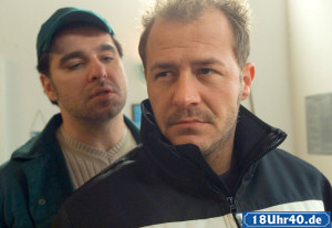Lindenstra&szlig;e: Olli (Willi Herren, re) taucht unvermittelt im Imbiss auf und macht sich &uuml;ber Murat (Erkan G&uuml;nd&uuml;z) lustig.