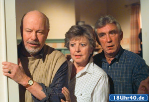Lindenstra&szlig;e: Erich (Bill Mockridge, li), Helga (Marie-Luise Marjan) und Bruno (Heinz Marecek) blicken verwundert auf Harrys eigenartigen Besucher.