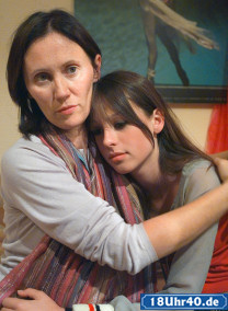 Lindenstraße: Kampf dem Stalker: Urszula (Anna Nowak, li) hat beschlossen, dass Irina (Karolin Dubberstein) für einige Wochen zu Urszulas Eltern nach Polen fährt.