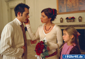 Lindenstra&szlig;e: Torschlusspanik: Marion (Ulrike C. Tscharre) f&auml;llt auf, dass sich Alex (Joris Gratwohl) so gar nicht auf das gleich folgende Ja-Wort freut (rechts: Anna Sophia Claus)..