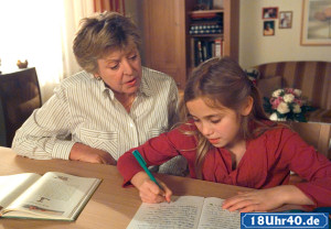Lindenstraße: Helga (Marie-Luise Marjan) kann Lea (Anna Sophia Claus) in ihrem Eifer kaum bremsen: Ihre Enkelin will unbedingt aufs Gymnasium.