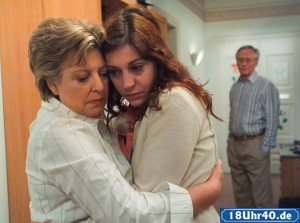 Lindenstra&szlig;e: Ein Abschied f&uuml;r lange Zeit: Marion (Ulrike C.Tscharre, Mitte) zieht nach Frankfurt/Oder, um dort ein neues Leben anzufangen. Helga (Marie-Luise Marjan, li) und Hans (Hermann Luger) sind &uuml;ber die Entscheidung ihrer Tochter mehr als traurig.