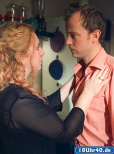 Lindenstra&szlig;e: Iffi (Rebecca Siemoneit-Barum) will den verst&ouml;rten Jan (Philipp Brammer) mit einem romantischen Abend zur&uuml;ck gewinnen.