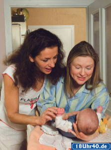 Lindenstraße: Suzanne (Susanne Evers, li) hat sich frei genommen, um einen Tag mit Tanja (Sybille Waury) und Baby Simon zu verbringen.