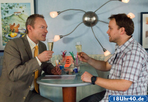 Lindenstra&szlig;e:  Brenner (Klaus Nierhoff, li) und Klaus (Moritz A. Sachs) sto&szlig;en auf die Arbeit am gemeinsamen Videoprojekt an.
