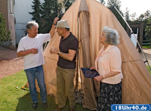 Lindenstra&szlig;e: Hilde (Giselle Vesco) bringt k&uuml;hle Getr&auml;nke, die Hajo (Knut Hinz, li) und Andy (Jo Bolling, Mitte) auch gut gebrauchen k&ouml;nnen: Der Zeltaufbau bringt sie m&auml;chtig ins Schwitzen.