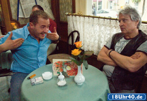 Lindenstra&szlig;e: Olli (Willi Herren, li) schl&auml;gt Andy (Jo Bolling) vor, die Nachtschichten im Taxi zu &uuml;bernehmen. Der ist von dieser Idee weniger begeistert.