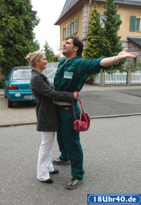Lindenstra&szlig;e: Murat (Erkan G&uuml;nd&uuml;z) ist &uuml;bergl&uuml;cklich, dass Lisa (Sontje Peplow) ein Einsehen hat und von nun an kein Kopftuch mehr tragen will.