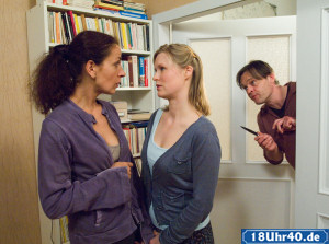 Lindenstra&szlig;e: Aus dem gemeinsamen Abend von Tanja (Sybille Waury, re) und Suzanne (Susanne Evers) wird nichts: Wedekamp (Axel Buchholz) hat sich kurzerhand selbst eingeladen, um mit Suzanne zu arbeiten.
