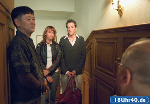 Lindenstra&szlig;e: Jack (Cosima Viola, 2.v.l.) und Roberto (Tim Knauer, 2.v.r.) sind zur&uuml;ck aus Italien. Dressler (Ludwig Haas, r) liest dem jungen, aber mittellosen Paar die Leviten (li: Amorn Surangkanjanajai).