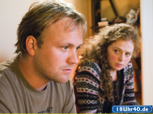 Lindenstra&szlig;e: Klaus (Moritz A. Sachs) plagen Zweifel: Wie soll er k&uuml;nftig mit Nastia (Anja Antonowicz) umgehen?