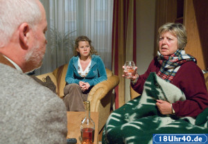 Lindenstra&szlig;e: Entsetzen bei Nina (Jacqueline Svilarov, m) und Erich (Bill Mockridge): Helga (Marie-Luise Marjan) hat beschlossen, das Reiseb&uuml;ro endg&uuml;ltig aufzugeben.