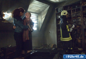 Lindenstraße: Tanja (Sybille Waury, r) und Suzanne (Susanne Evers) sind am Boden zerstört: Ihre Wohnung wurde ein Raub der Flammen.