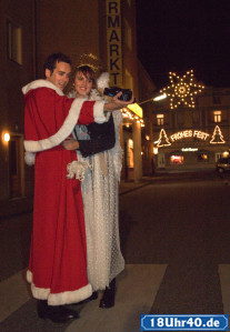 Lindenstraße: Roberto (Tim Knauer, li) und Jack (Cosima Viola) haben ihren Job als Weihnachtsmann erfolgreich erledigt und probieren nun das Geschenk für Anna und Hans aus.
