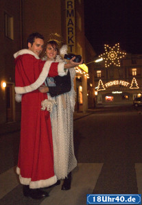 Lindenstra&szlig;e: Roberto (Tim Knauer, li) und Jack (Cosima Viola) haben ihren Job als Weihnachtsmann erfolgreich erledigt und probieren nun das Geschenk f&uuml;r Anna und Hans aus.